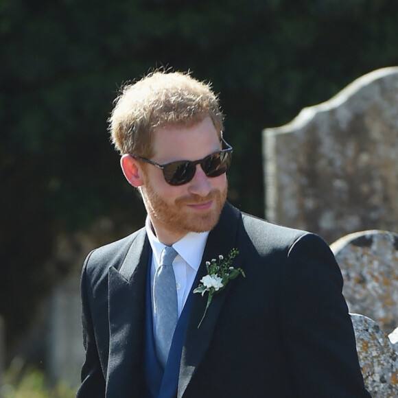 Le prince Harry, duc de Sussex, et Meghan Markle, duchesse de Sussex, au mariage de Charlie Van Straubanzee et Daisy Jenkins en l'église Saint-Marie-La-Vierge à Frensham, le 4 août 2018. 