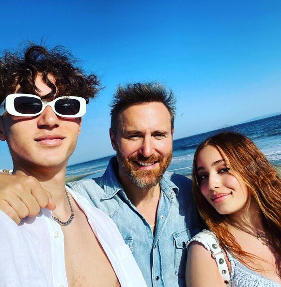 Mais ce week-end, elle a pu se rendre au Floride pour lui organiser une magnifique fête d'anniversaire.
David Guetta dévoile le visage de sa fille Angie, 14 ans, qu'il met très rarement sur ses posts Instagram. @ Instagram / David Guetta