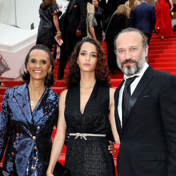 À 23 ans, la fille de Vincent Perez et de Karine Silla, Iman Pérez n'a pas fini de faire parler.
Karine Silla, Vincent Perez et leur fille Iman - Montée des marches du film " Les Amandiers " lors du 75ème Festival International du Film de Cannes. © Dominique Jacovides / Bestimage