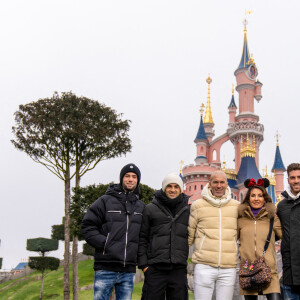 Le 23 décembre dernier, Enzo Zidane s'est marié avec sa fiancée, Karen Goncalves.
Zinédine Zidane avec sa femme Véronique et leurs fils Enzo Zidane, Luca Zidane, Elyaz Zidane, Théo Zidane - People au 30ème anniversaire du parc d'attractions Disneyland Paris à Marne-la-Vallée le 5 mars 2022. © Disney via Bestimage