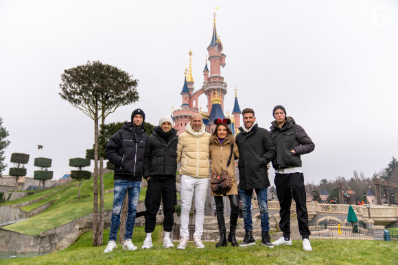 Le 23 décembre dernier, Enzo Zidane s'est marié avec sa fiancée, Karen Goncalves.
Zinédine Zidane avec sa femme Véronique et leurs fils Enzo Zidane, Luca Zidane, Elyaz Zidane, Théo Zidane - People au 30ème anniversaire du parc d'attractions Disneyland Paris à Marne-la-Vallée le 5 mars 2022. © Disney via Bestimage