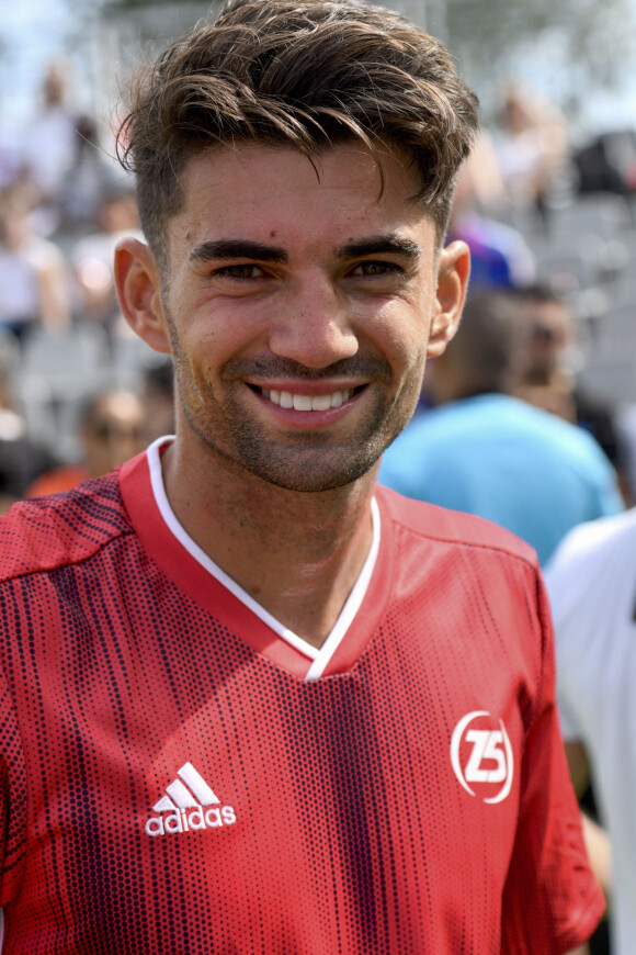 On peut notamment voir Véronique Zidane avec sa petite fille Sia dans les bras.
Enzo Zidane lors de la grande finale de la Z5 Cup à Aix-en-Provence, France, 23 juin 2019. Après avoir traversé 12 villes qui auront vu plus de 250 équipes tenter leur chance dans les complexes Z5 et Le Five en France, Outremer, en Italie et en Espagne, aura lieu au Z5 d'Aix-en-Provence, la grande finale de la Z5 Cup. Le 23 juin est aussi l'anniversaire de Z.Zidane et le jour du lancement du tout premier Z5 à Aix en 2011. Au programme de cette grande fête du foot à cinq, le plateau final des 24 équipes, des animations pour tous les âges, tournoi enfants, ateliers culinaires, etc... © Norbert Scanella/Panoramic/Bestimage