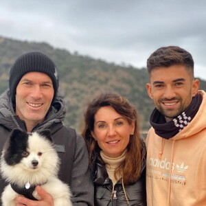 Zinedine Zidane et sa femme Véronique, nouvelles photos au mariage d'Enzo
Zinedine Zidane pose avec sa femme Véronique et leur Enzo au cours de vacances en famille à Ibiza. Instagram.