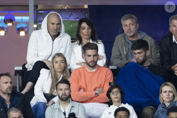 Zinedine Zidane et sa femme Véronique, Luca Zidane et sa compagne Marina, Théo Zidane - Les célébrités assistent à la victoire du Real Madrid face à Liverpool (1-0) en finale de la Ligue des Champions au stade de France, le 28 mai 2022. © Cyril Moreau / Bestimage Merci de flouter le visage des enfants avant parution.