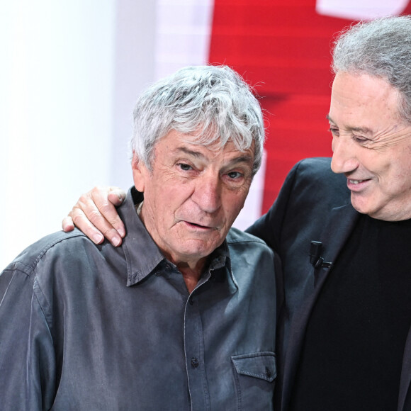 Exclusif - Georges Chelon et Michel Drucker - Enregistrement de l'émission "Vivement Dimanche" au Studio Gabriel à Paris, le 26 janvier 2023. © Guillaume Gaffiot/Bestimage
