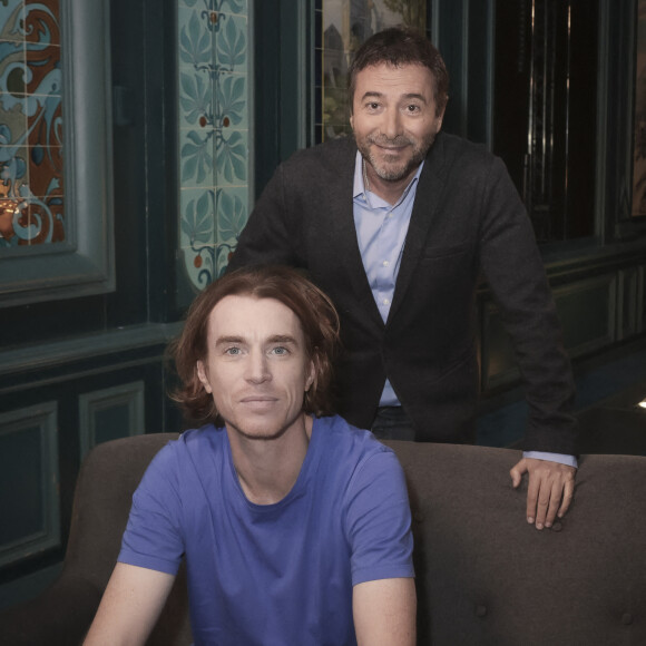 Pour rappel, à travers ses chansons poétiques, sa voix douce et enivrante et ses textes bouleversants, Ben Mazué est un artiste qui ne cesse de convaincre.
Exclusif - Ben Mazué, Bernard Montiel - Enregistrement de l'émission "Olympiascope", présentée par B.Montiel, et diffusée le 21 février sur Olympia TV, une chaîne du groupe Canal+ et en replay sur myCANAL, à Paris, France, le 5 janvier 2023. © Jack Tribeca/Bestimage 