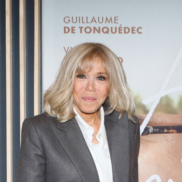 Enthousiaste et élégante, Brigitte Macron a répandu sa classe et sa bonne humeur lors de l'événement. 
La première Dame Brigitte Macron - Avant-première du film "Arrête avec tes mensonges" au cinéma UGC Danton à Paris, France, le 21 février 2023. © Christophe Clovis / Bestimage