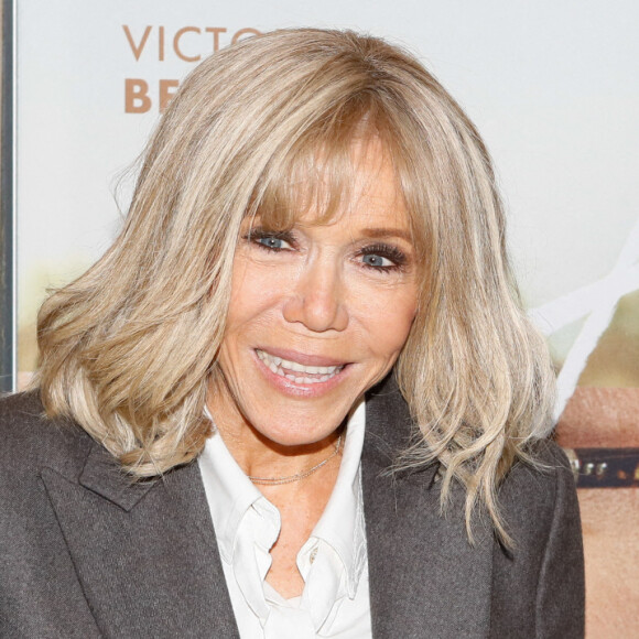 La première Dame Brigitte Macron - Avant-première du film "Arrête avec tes mensonges" au cinéma UGC Danton à Paris, France, le 21 février 2023. © Christophe Clovis / Bestimage