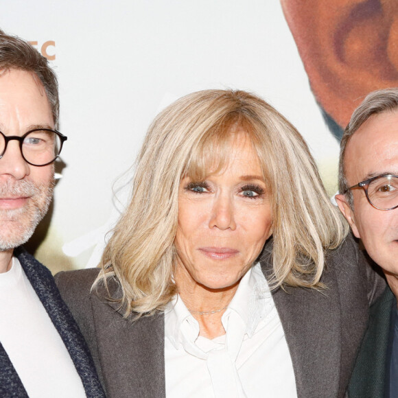 Le film est l'adaptation éponyme du roman autobiographique de Philippe Besson, ce dernier est un ami de la First lady.
Guillaume de Tonquédec, la première Dame Brigitte Macron, Philippe Besson - Avant-première du film "Arrête avec tes mensonges" au cinéma UGC Danton à Paris, France, le 21 février 2023. © Christophe Clovis / Bestimage