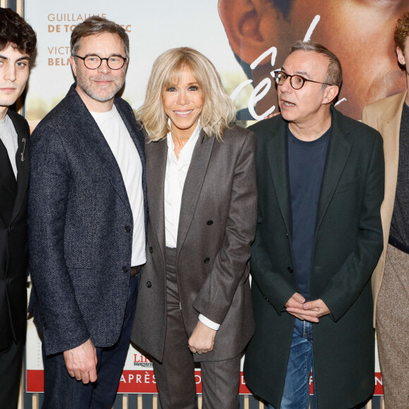 L'équipe du film était réunie autour de la première dame de France.
Julien de Saint-Jean, Guillaume de Tonquédec, la première Dame Brigitte Macron, Philippe Besson, Jérémy Gillet - Avant-première du film "Arrête avec tes mensonges" au cinéma UGC Danton à Paris, France, le 21 février 2023. © Christophe Clovis / Bestimage