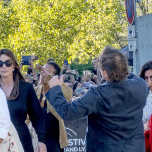 Monica Bellucci, Rima Abdul-Malak, Vincent Macaigne - Tim Burton lors du tournage du remake du premier film "La sortie des usines Lumière" à l'Institut Lumière à Lyon, à l'occasion de la 14è Edition du "Lumière Film Festival". Le 22 octobre 2022 © Sandrine Thesillat / Panoramic / Bestimage 