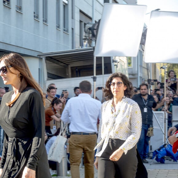 Monica Bellucci, Rima Abdul-Malak - Tim Burton lors du tournage du remake du premier film "La sortie des usines Lumière" à l'Institut Lumière à Lyon, à l'occasion de la 14è Edition du "Lumière Film Festival". Le 22 octobre 2022 © Sandrine Thesillat / Panoramic / Bestimage 