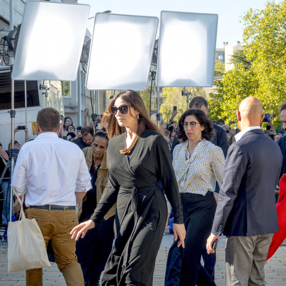 Monica Bellucci, Rima Abdul-Malak, Vincent Perez, Vincent Macaigne - Tim Burton lors du tournage du remake du premier film "La sortie des usines Lumière" à l'Institut Lumière à Lyon, à l'occasion de la 14è Edition du "Lumière Film Festival". Le 22 octobre 2022 © Sandrine Thesillat / Panoramic / Bestimage 