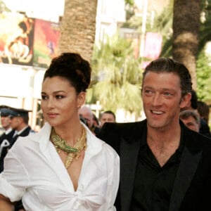 Les deux amoureux s'étaient croisés à Cannes en 2006. A l'époque, Monica Bellucci était en couple avec Vincent Cassel, le père de ses deux filles (Deva, 18 ans et Léonie, 12 ans). 
Monica Bellucci et son mari Vincent Cassel - Marches du film ''Les Indigènes''lors du Festival de Cannes, le 25 mai 2006. 