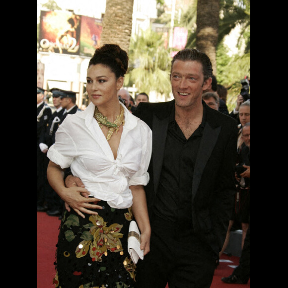 Les deux amoureux s'étaient croisés à Cannes en 2006. A l'époque, Monica Bellucci était en couple avec Vincent Cassel, le père de ses deux filles (Deva, 18 ans et Léonie, 12 ans). 
Monica Bellucci et son mari Vincent Cassel - Marches du film ''Les Indigènes''lors du Festival de Cannes, le 25 mai 2006. 