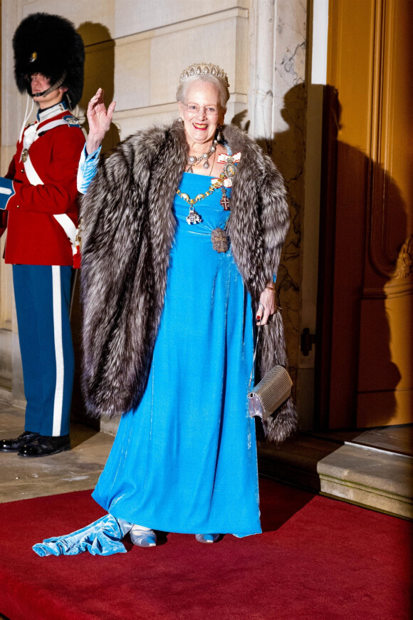 La maison royale danoise a donné des nouvelles dans un communiqué.
La reine Margrethe II de Danemark - La famille royale de Danemark arrive au dîner de Nouvel An au palais d'Amalienborg de Copenhague, Danemark.