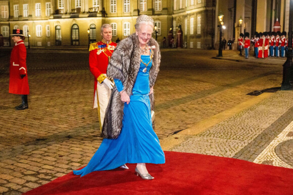 Annoncée le 8 février, l'opération, dont la nature exacte n'a pas été dévoilée, doit être suivie d'une "longue période de convalescence et de rééducation", a prévenu la cour.
La reine Margrethe II de Danemark - La famille royale de Danemark arrive au dîner de Nouvel An au palais d'Amalienborg de Copenhague, Danemark, le 1er janvier 2023. 