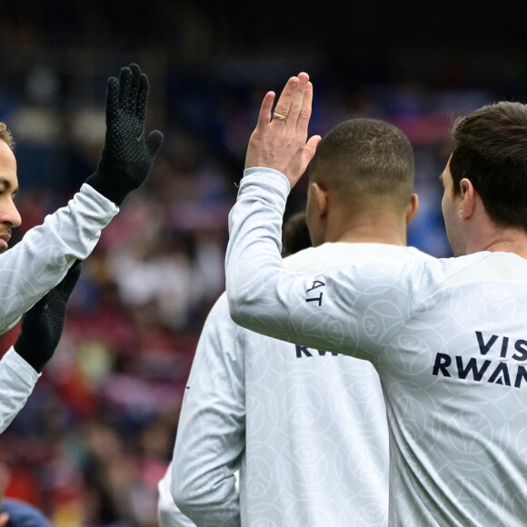 Malgré ses problèmes sportifs, Neymar sait qu'il peut compter sur le soutien de sa nouvelle compagne, toujours là pour lui remonter le moral !
 
Echauffement - Neymar Jr ( 10 - PSG ) - Lionel Leo Messi ( 30 - PSG ) - lors du match de Ligue 1 Uber Eats "PSG - Lille (4-3)" au Parc des Princes, le 19 février 2023.
