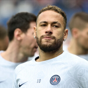 Echauffement - Neymar Jr ( 10 - PSG ) - lors du match de Ligue 1 Uber Eats "PSG - Lille (4-3)" au Parc des Princes, le 19 février 2023.