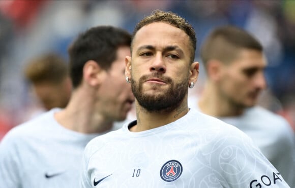 Echauffement - Neymar Jr ( 10 - PSG ) - lors du match de Ligue 1 Uber Eats "PSG - Lille (4-3)" au Parc des Princes, le 19 février 2023.