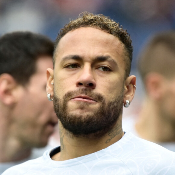 Echauffement - Neymar Jr ( 10 - PSG ) - lors du match de Ligue 1 Uber Eats "PSG - Lille (4-3)" au Parc des Princes, le 19 février 2023.