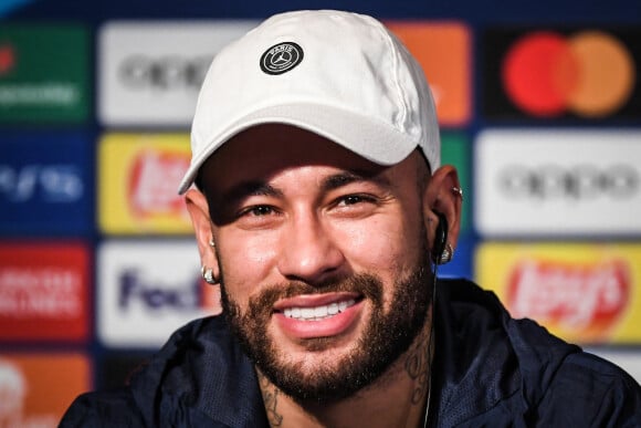 Neymar totalement in love de la belle Bruna !
 
Neymar Jr. en conférence de presse au Parc Des Princes à Paris. © Matthieu Mirville/Zuma Press/Bestimage