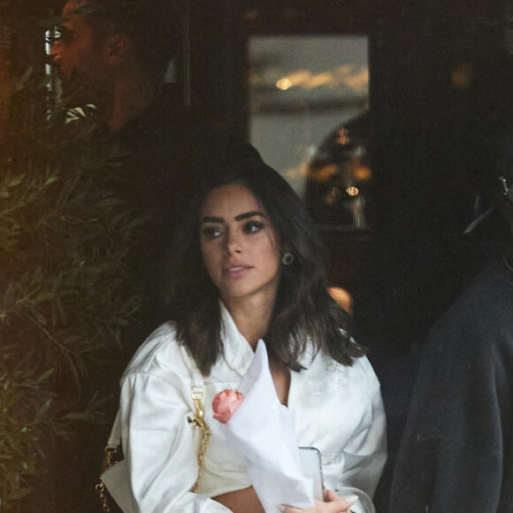 Exclusif - Le joueur du Psg Neymar Jr s’est rendu à l’hôtel "Le Narcisse Blanc", il a ensuite acheté deux roses chez le fleuriste "Julian Fleuriste" pour sa compagne Bruna Biancardi, Paris le 9 janvier 2023. Selon le quotidien Marca en espagne, dans plusieurs articles sur son couple, Neymar Jr serait en couple avec Jessica Turini. Mais il n’en est rien car Neymar Jr a rejoint Bruna Biancardi au restaurant "L'Atelier de Joël Robuchon Étoile" pour lui offrir les roses. Après, ils se sont rendus avec des amis dans la boutique Rolex dans le triangle d’or.