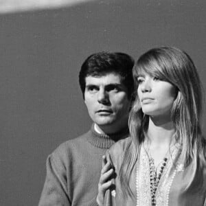 A l'époque, en 1960, elle n'a que 16 ans et est inscrite à Sciences-Po par sa mère, avant d'aller à la Sorbonne puis d'enregistrer ses premières chansons. 
En France à Paris, Jean-Christophe Averty et Françoise Hardy le 6 décembre 1967.