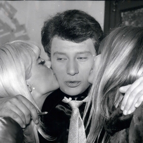 Archives - Sylvie Vartan, Johnny Hallyday et Françoise Hardy après un concert à l'Olympia. Le 3 mars 1967 © Keystone Press Agency / Zuma Press / Bestimage 