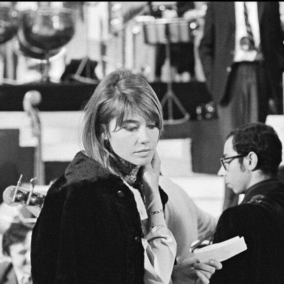 Françoise Hardy sur un plateau de télévision en 1967. 