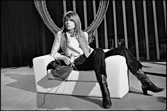 Françoise Hardy sur un plateau de télévision en 1967.