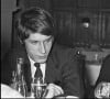 Françoise Hardy est tombée amoureuse de Jacques Dutronc avec qui elle fait une grande partie de sa vie. 
Jacques Dutronc dîne avec sa compagne Françoise Hardy après l'un de ses concerts en 1966. 