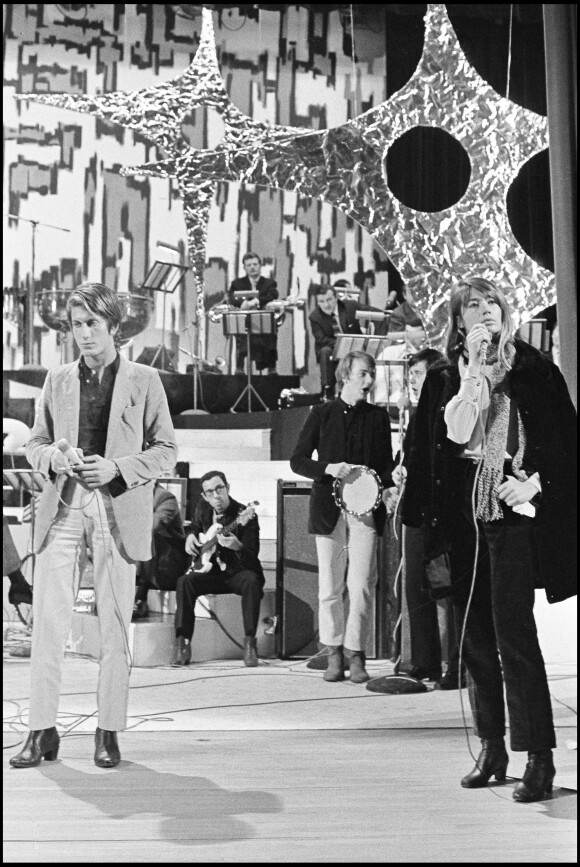 Jacques Dutronc et Françoise Hardy sur un plateau de télévision en 1967.