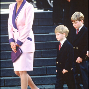 Parfois, selon Harry, elle les faisait même ressembler aux "jumeaux d'Alice au Pays des Merveilles". 
Lady Diana, le prince William et le prince Harry à la cathédrale de St Pauls à Londres en 1990.