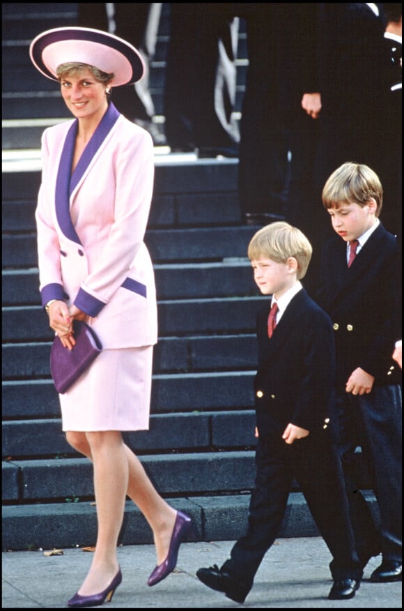 Parfois, selon Harry, elle les faisait même ressembler aux "jumeaux d'Alice au Pays des Merveilles". 
Lady Diana, le prince William et le prince Harry à la cathédrale de St Pauls à Londres en 1990.