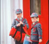Lady Diana aimait en effet habiller ses fils pareil. 
Le prince William et le prince Harry devant leur école en 1990.