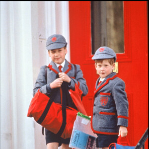 Lady Diana aimait en effet habiller ses fils pareil. 
Le prince William et le prince Harry devant leur école en 1990.