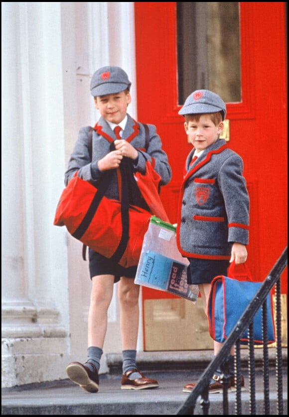 Lady Diana aimait en effet habiller ses fils pareil. 
Le prince William et le prince Harry devant leur école en 1990.