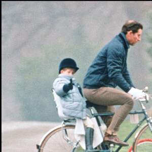 Le prince Charles, le prince William et le prince Harry à vélo en 1990.