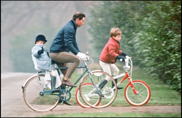 Le prince Charles, le prince William et le prince Harry à vélo en 1990.