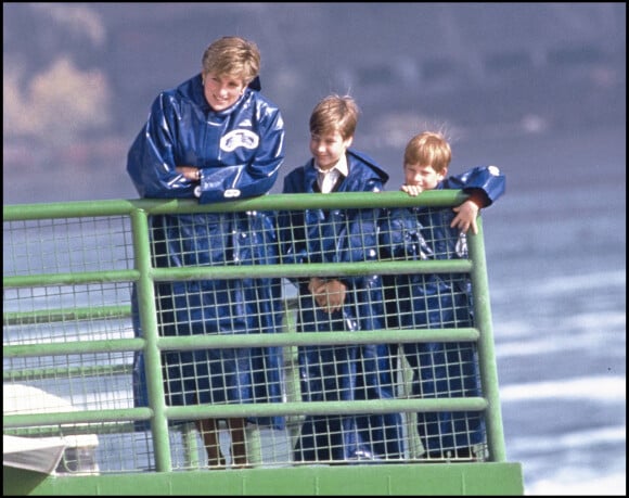 Lady Diana, le prince William et le prince Harry lors d'une visite aux chutes du Niagara en 1991.