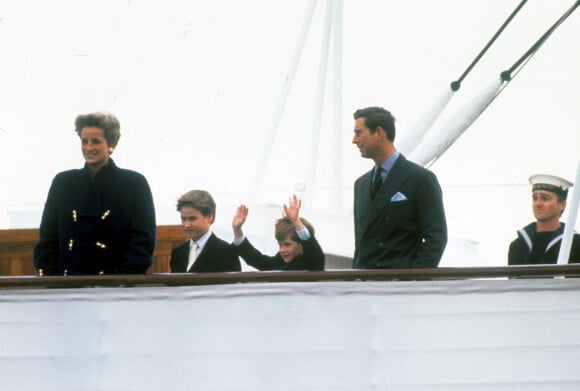 Lady Diana le prince Charles, le prince William et le prince Harry lors de leur arrivée au Canada en 1991.