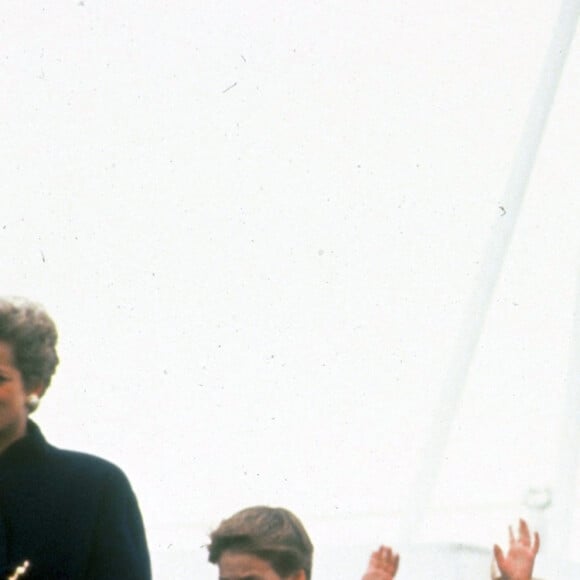 Lady Diana le prince Charles, le prince William et le prince Harry lors de leur arrivée au Canada en 1991.