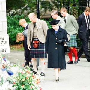 Archives - La reine Elisabeth II d'Angleterre et le prince Philip, duc d'Edimbourg, le prince Charles et ses fils le prince William et le prince Harry, devant l'entrée du château de Balmoral, où de nombreux hommages ont été rendues suite à la mort de la princesse Diana. Le 5 septembre 1997 