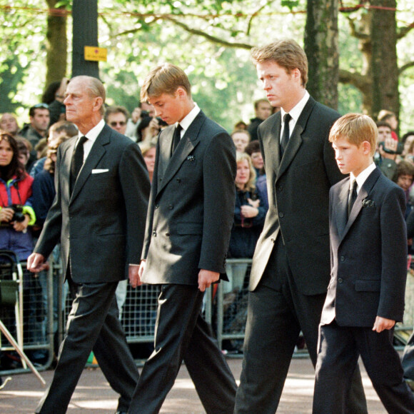 Le prince Philip, duc d'Edimbourg, le prince William, le comte Charles Spencer, le prince Harry et le prince Charles lors de la procession funéraire lors des funérailles de la princesse Diana. Le 6 septembre 1997 