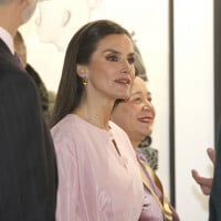 Letizia d'Espagne angélique en rose : la reine rayonne, son mari Felipe VI copie le look du prince William !