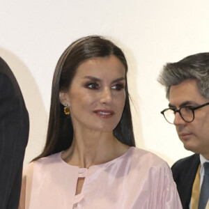 Une nouvelle pièce superbe pour la reine, habituée à faire mouche. 
Le roi Felipe VI et la reine Letizia d'Espagne, inaugurent la 42ème Foire Internationale d'Art Contemporain-ARCO à Madrid, le 23 février 2023. 