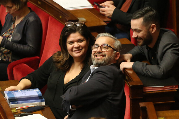 Raquel Garrido et Alexis Corbière, tous les deux députés insoumis de Seine-Saint-Denis, "vivent et font de la politique ensemble depuis vingt-cinq ans", explique "Libération".
Alexis Corbière, député LFI et Raquel Garrido, députée LFI - Premier jour de discussion à l'Assemblée Nationale du projet de réformes des retraites. © Jonathan Rebboah / Panoramic / Bestimage 