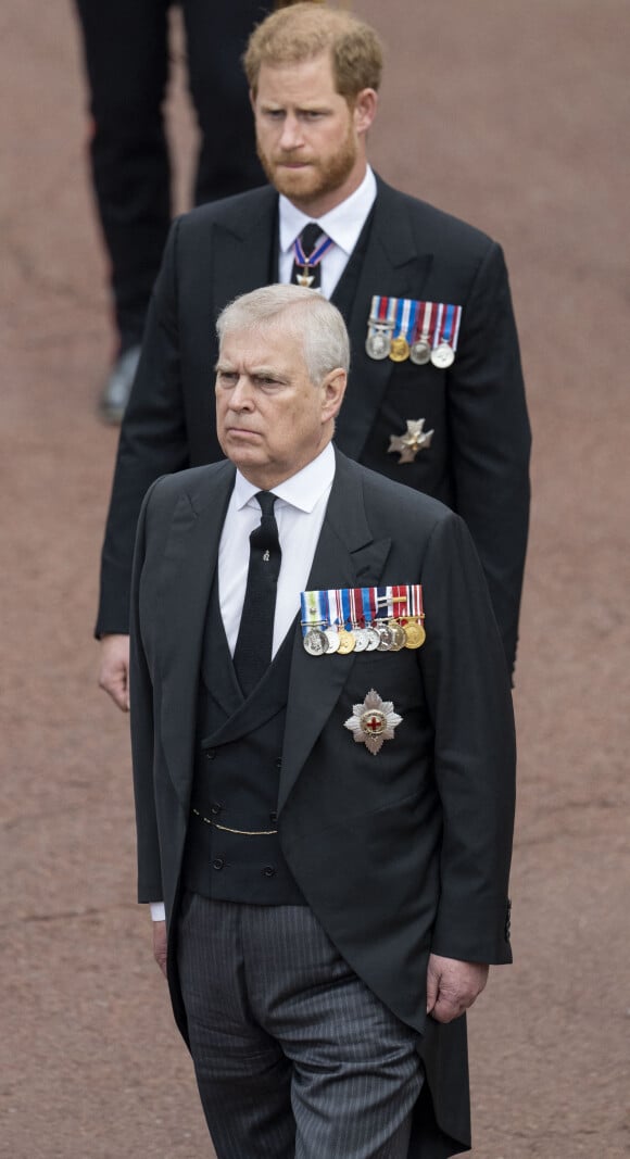 Le prince Andrew, duc d'York, Le prince Harry, duc de Sussex - Procession pédestre des membres de la famille royale depuis la grande cour du château de Windsor (le Quadrangle) jusqu'à la Chapelle Saint-Georges, où se tiendra la cérémonie funèbre des funérailles d'Etat de reine Elizabeth II d'Angleterre. Windsor, le 19 septembre 2022