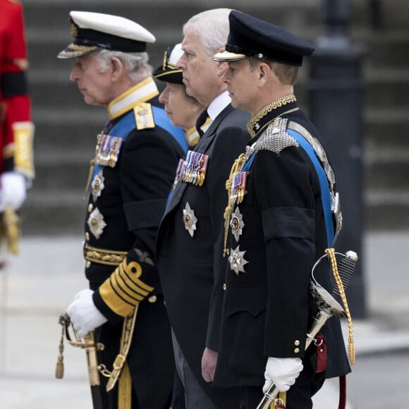 La guerre est lancée, après plusieurs années de tensions entre les deux frères. 
Le roi Charles III d'Angleterre, La princesse Anne, Le prince Andrew, duc d'York, Le prince Edward, duc de Kent - Procession du cercueil de la reine Elizabeth II d'Angleterre de Wesminster Hall où il était exposé au public, jusqu'à l'Abbaye de Westminster. Le cercueil est installé sur l'affût du canon, puis tiré par 142 marins de la Royal Navy à l'aide de cordages, dans la plus pure tradition de la monarchie britannique. Cette tradition remonte aux funérailles d'Etat de la reine Victoria en février 1901. Londres, le 19 septembre 2022. 